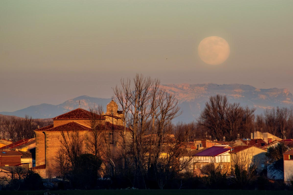 Viendo salir la Luna