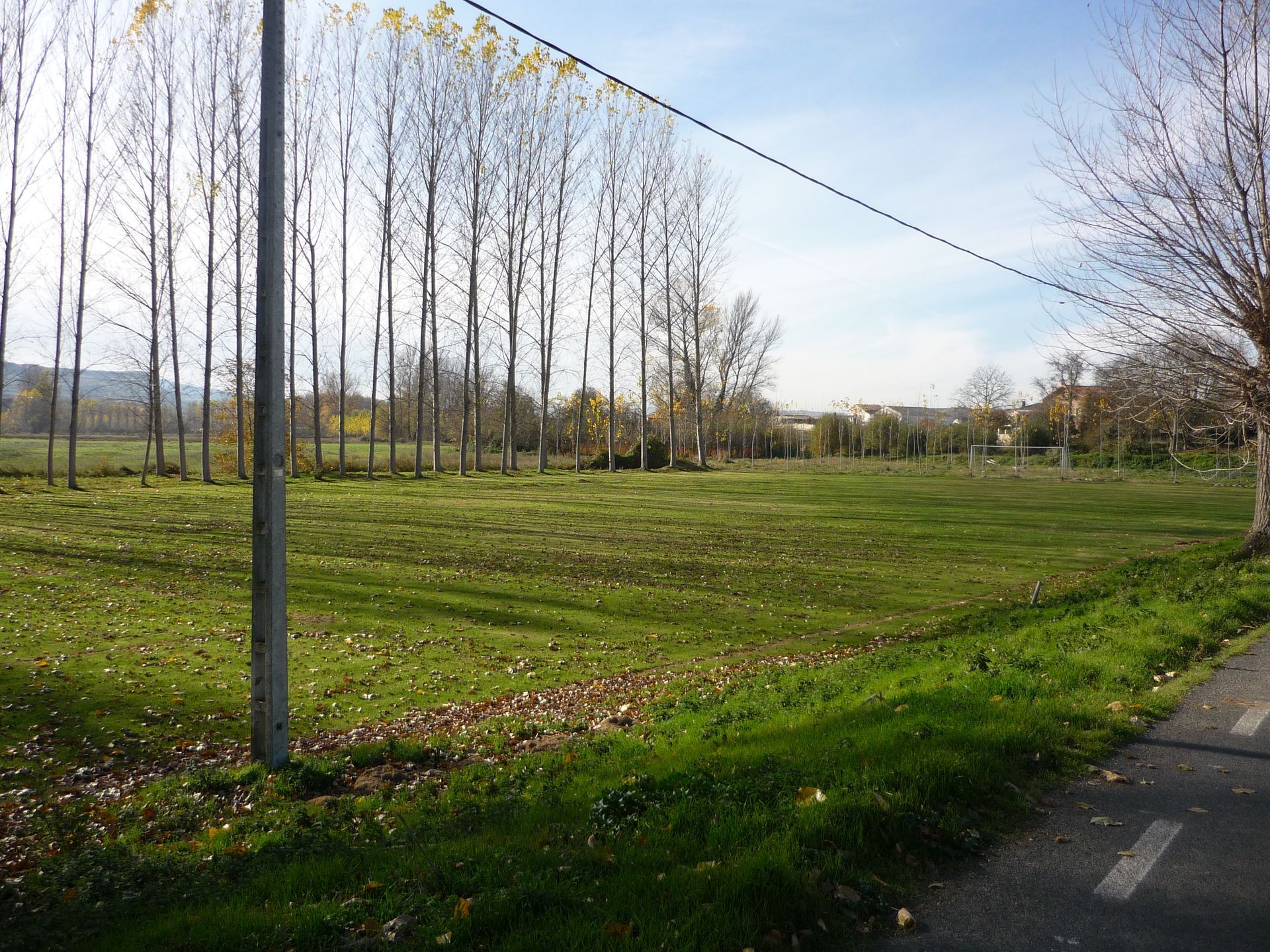 Instalaciones deportivas y parques. (Campo de Fútbol, pista polideportiva y Frontón, dos parques con mobiliario y equipamiento infantil)
