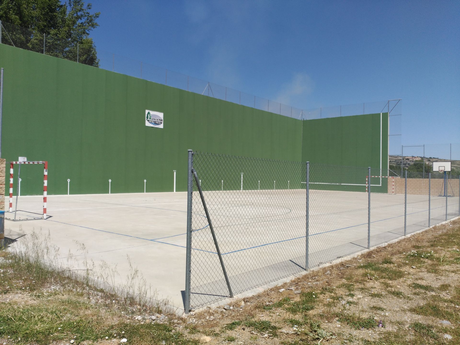 Instalaciones deportivas y parques. (Campo de Fútbol, pista polideportiva y Frontón, dos parques con mobiliario y equipamiento infantil)